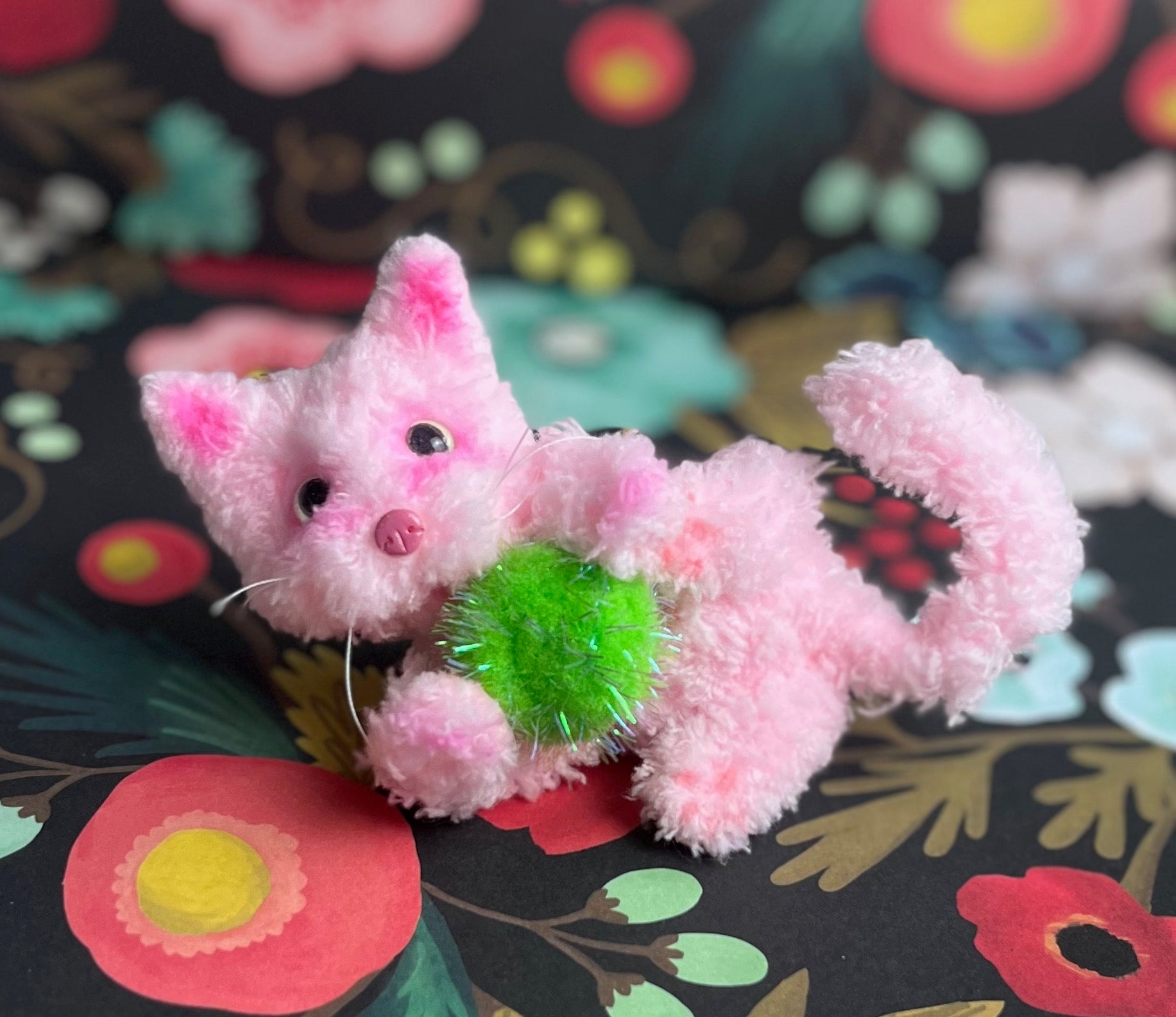 Fluffy pink cat, pink kitten, posable cat, desktop toy, plush cat, pipe cleaner cat