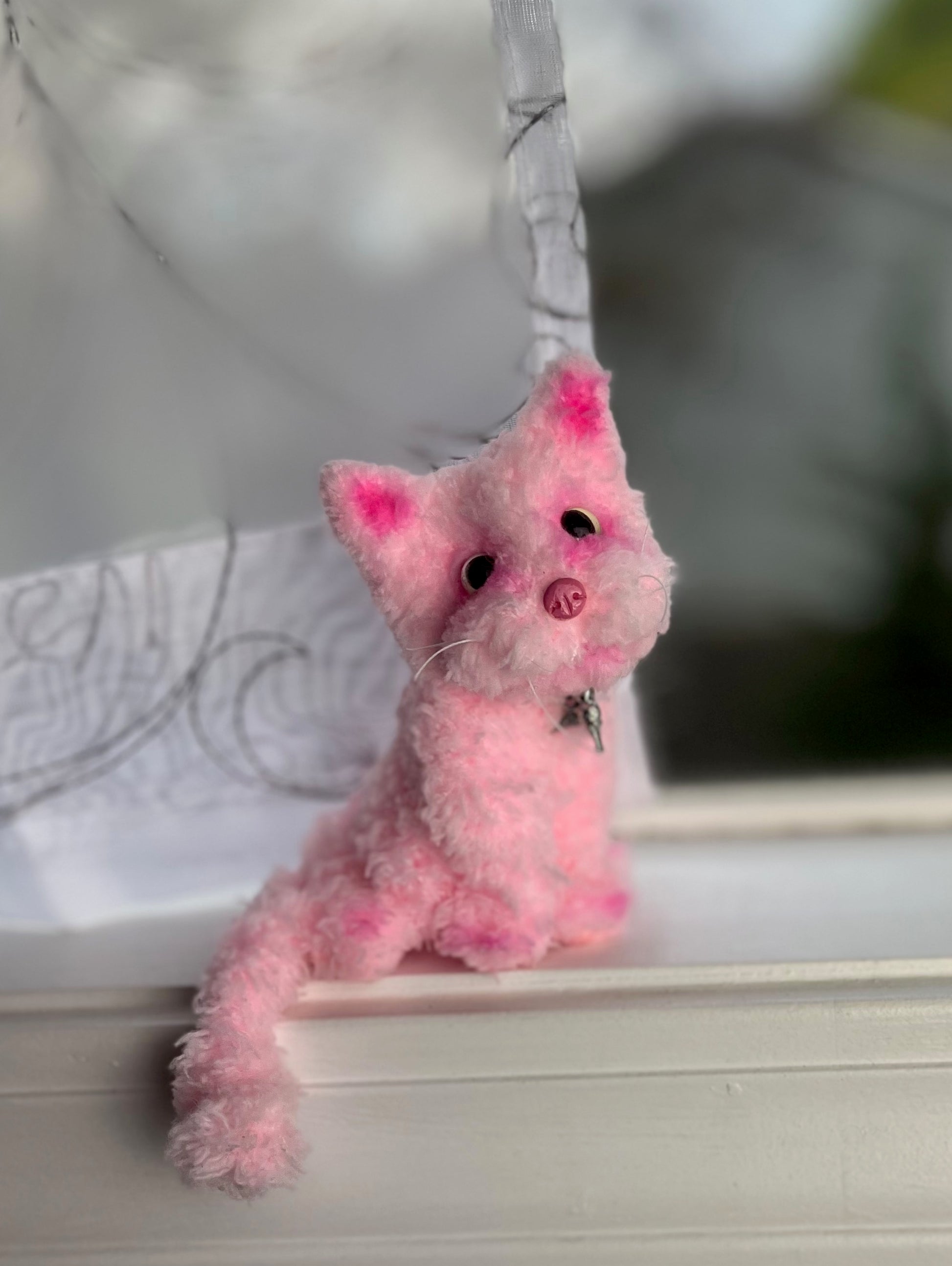 Fluffy pink cat, pink kitten, posable cat, desktop toy, plush cat, pipe cleaner cat